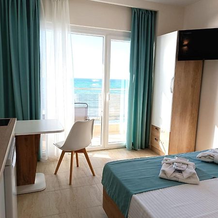 Navarino Luxe Suites Peraía エクステリア 写真
