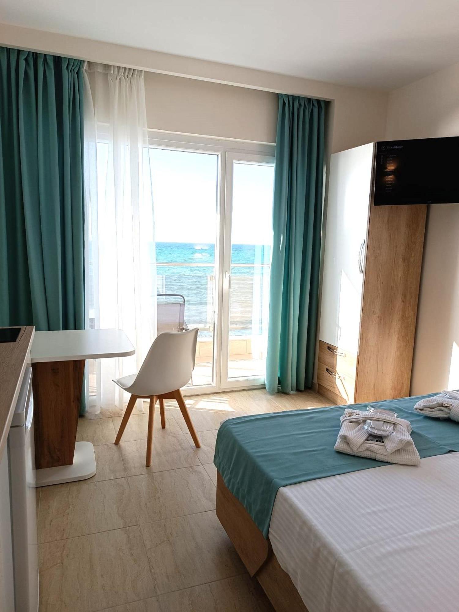 Navarino Luxe Suites Peraía エクステリア 写真