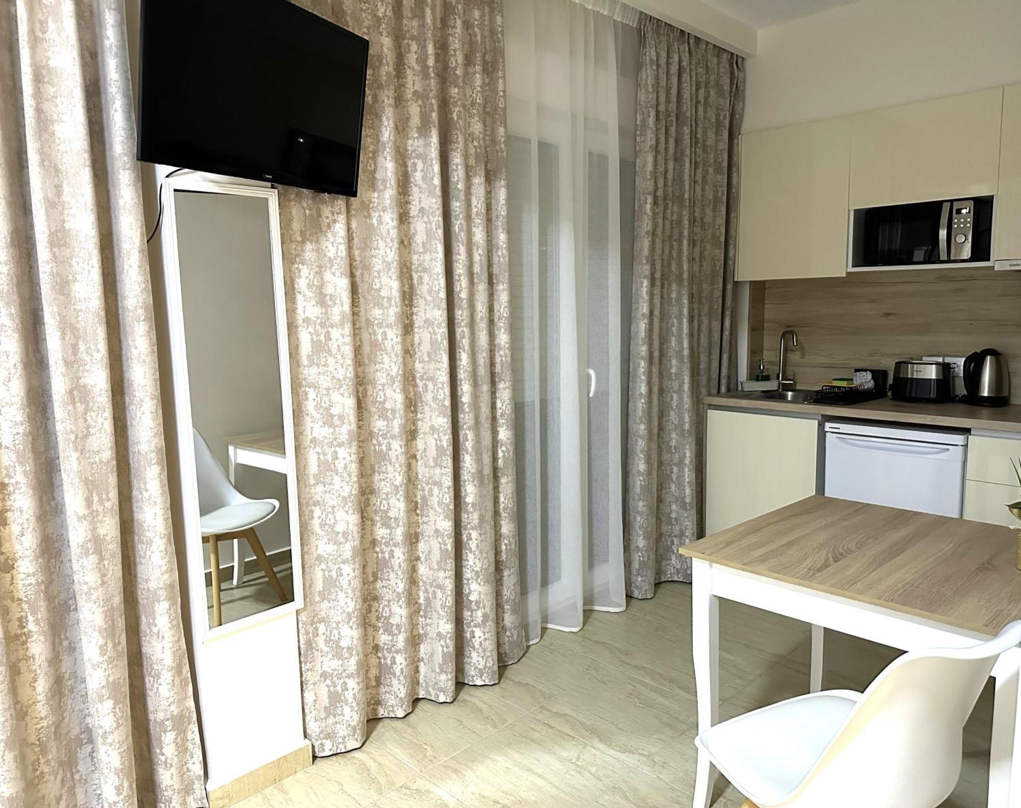 Navarino Luxe Suites Peraía エクステリア 写真