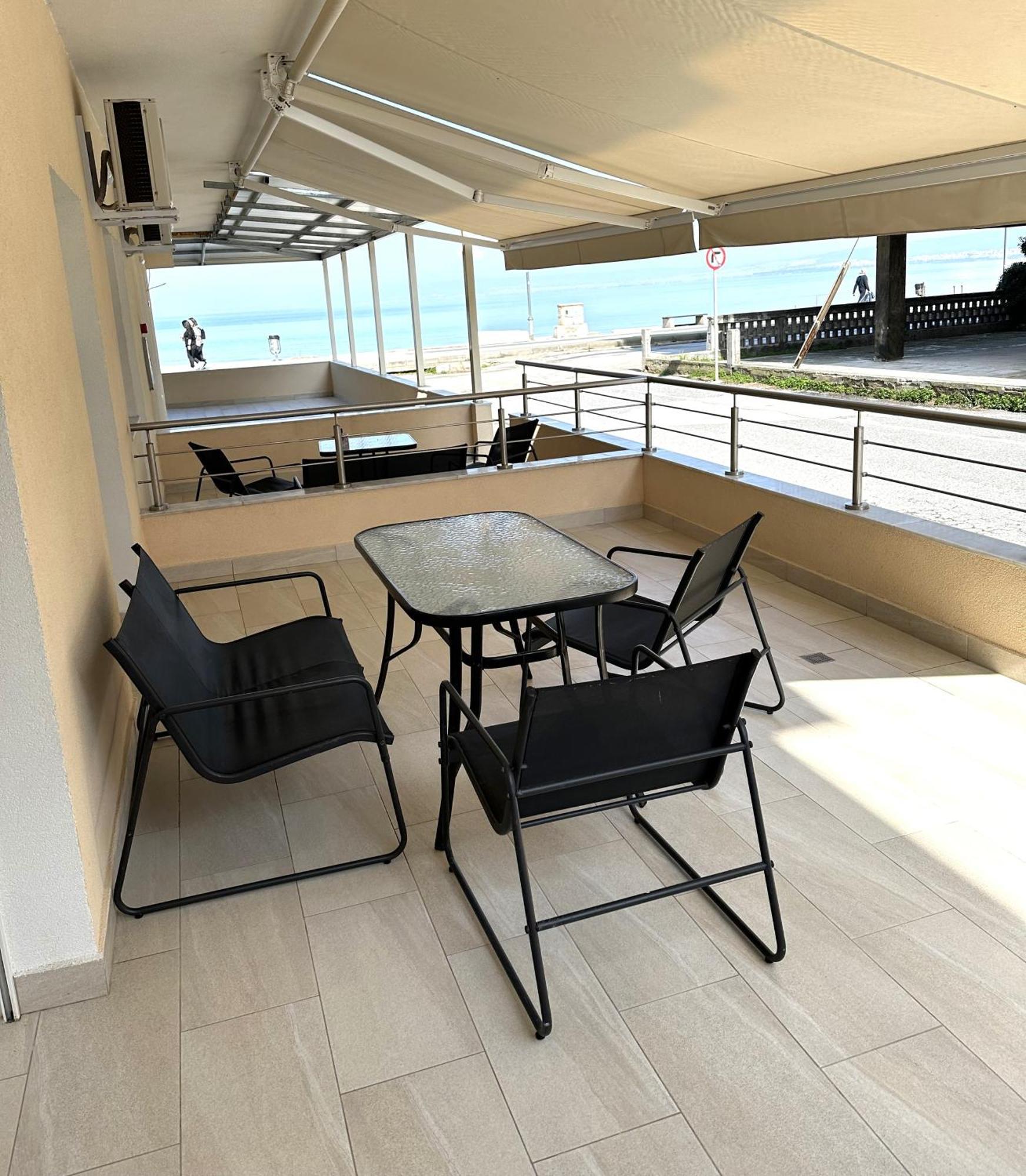 Navarino Luxe Suites Peraía エクステリア 写真
