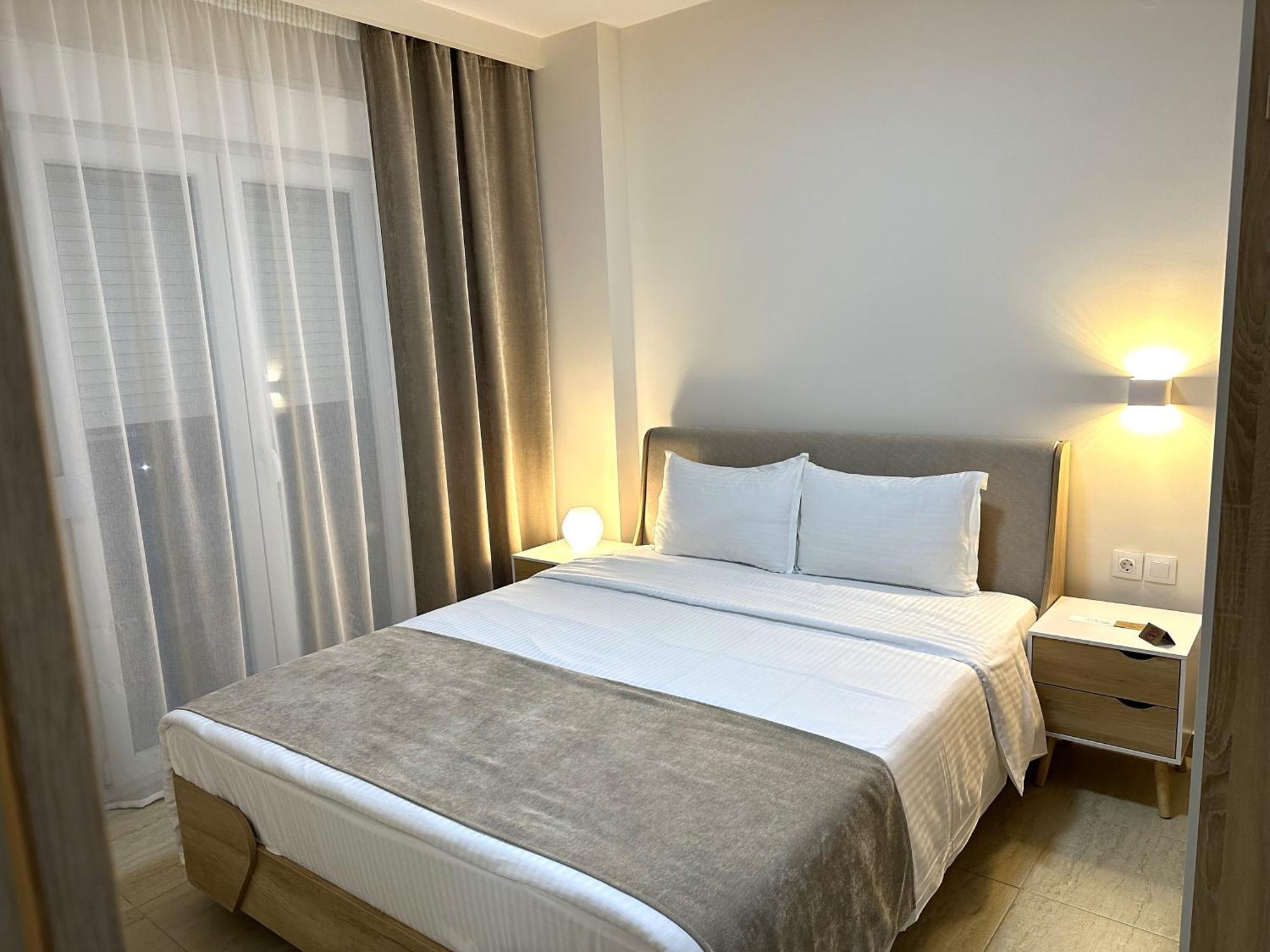 Navarino Luxe Suites Peraía エクステリア 写真