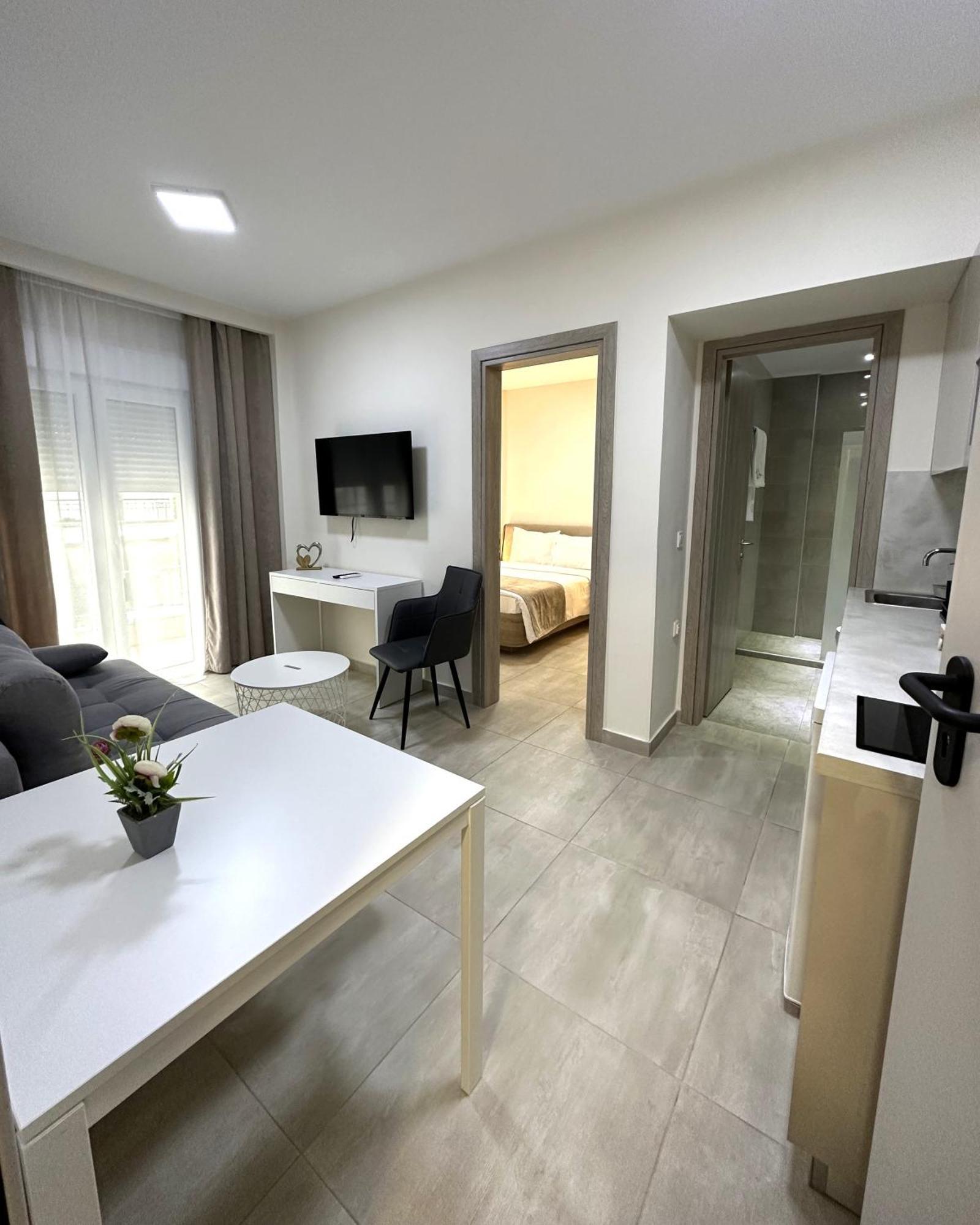 Navarino Luxe Suites Peraía エクステリア 写真