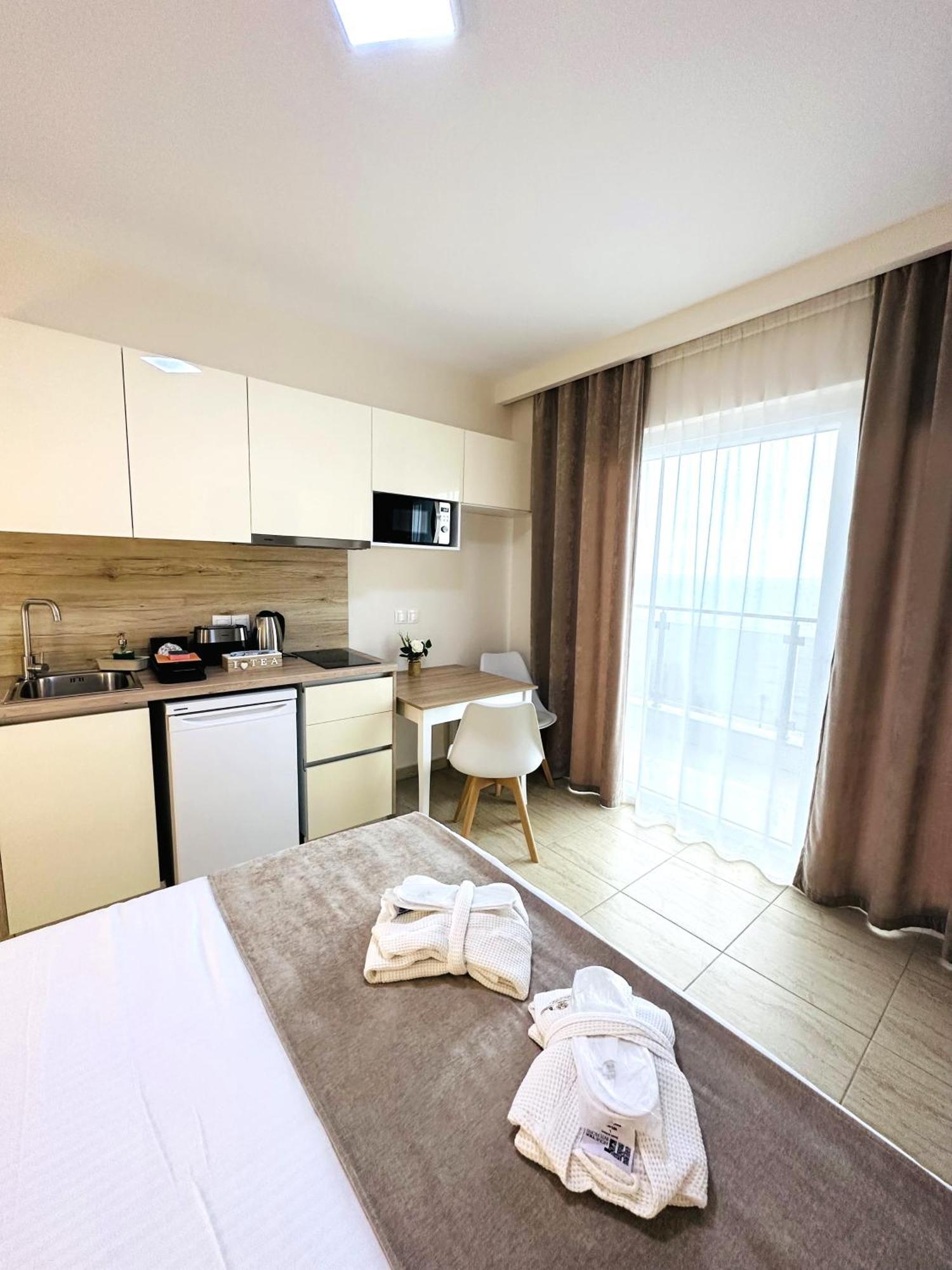 Navarino Luxe Suites Peraía エクステリア 写真