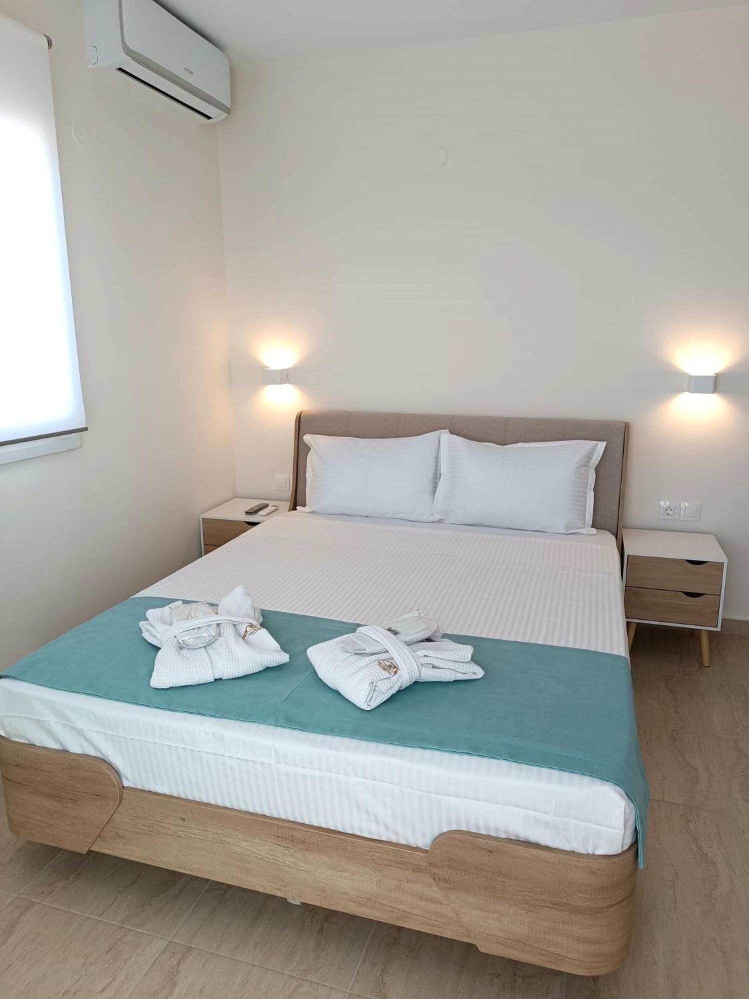Navarino Luxe Suites Peraía エクステリア 写真