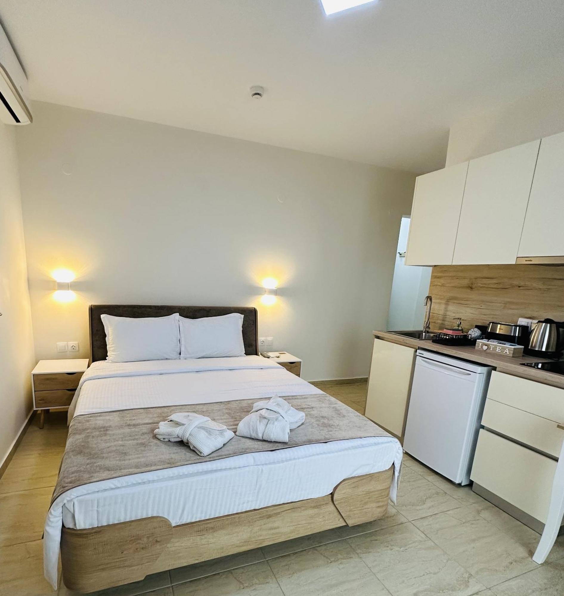 Navarino Luxe Suites Peraía エクステリア 写真