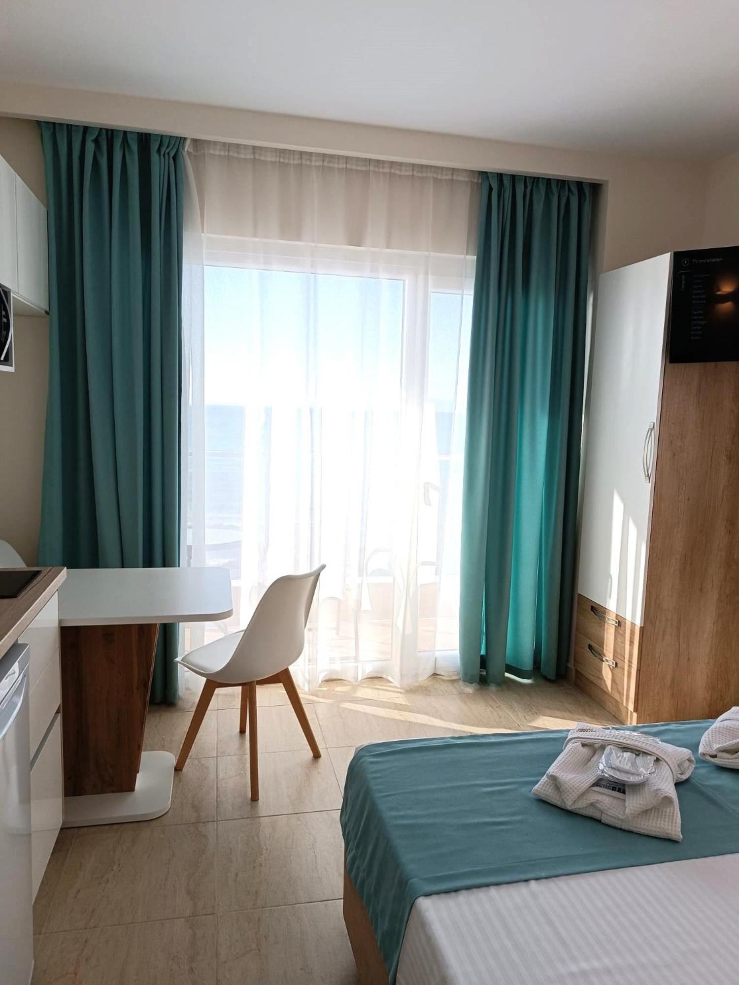 Navarino Luxe Suites Peraía エクステリア 写真