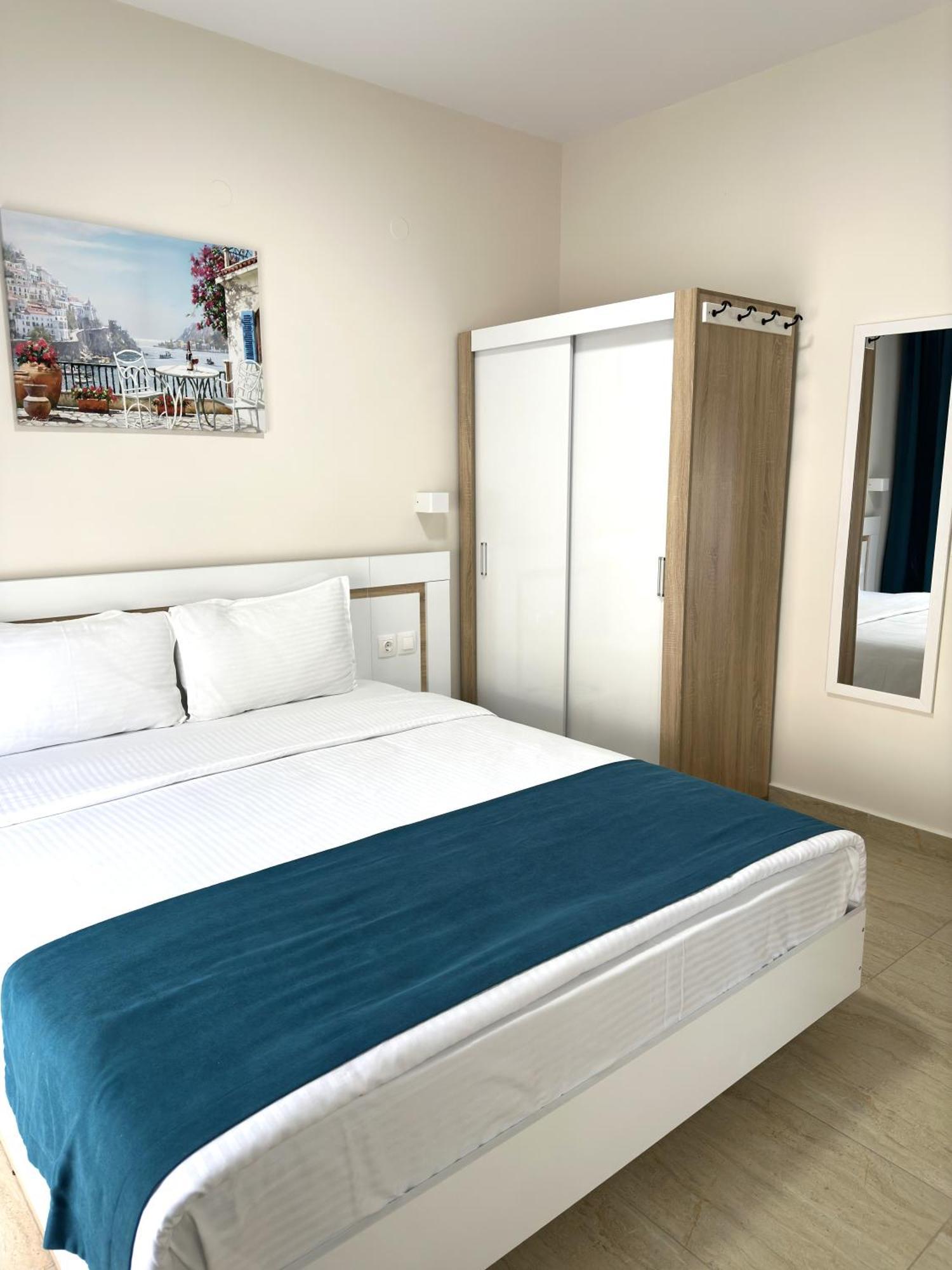 Navarino Luxe Suites Peraía エクステリア 写真