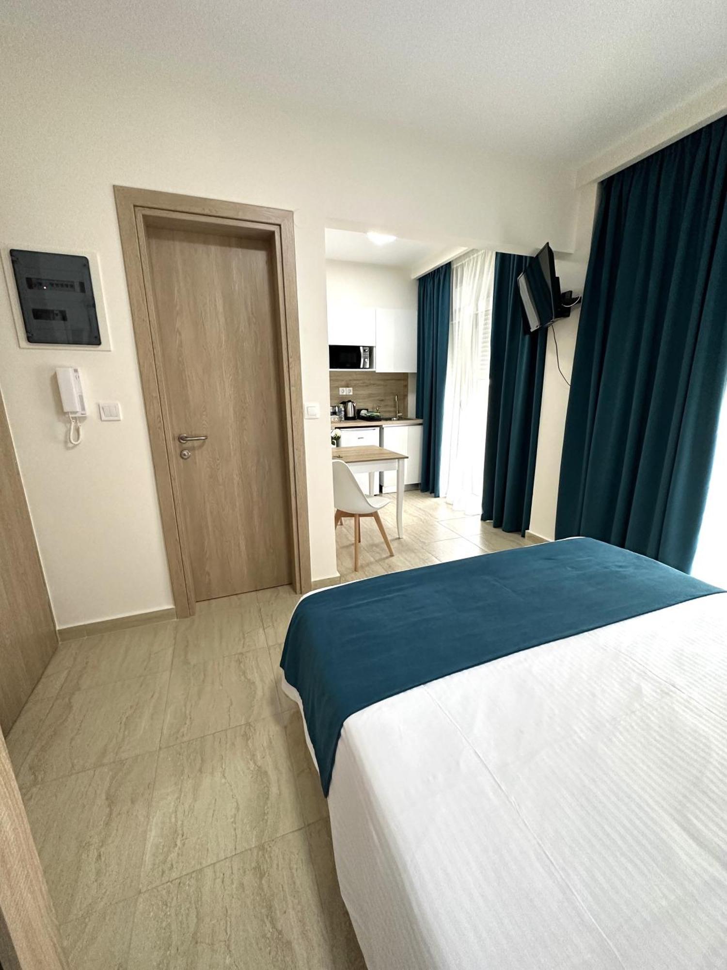 Navarino Luxe Suites Peraía エクステリア 写真