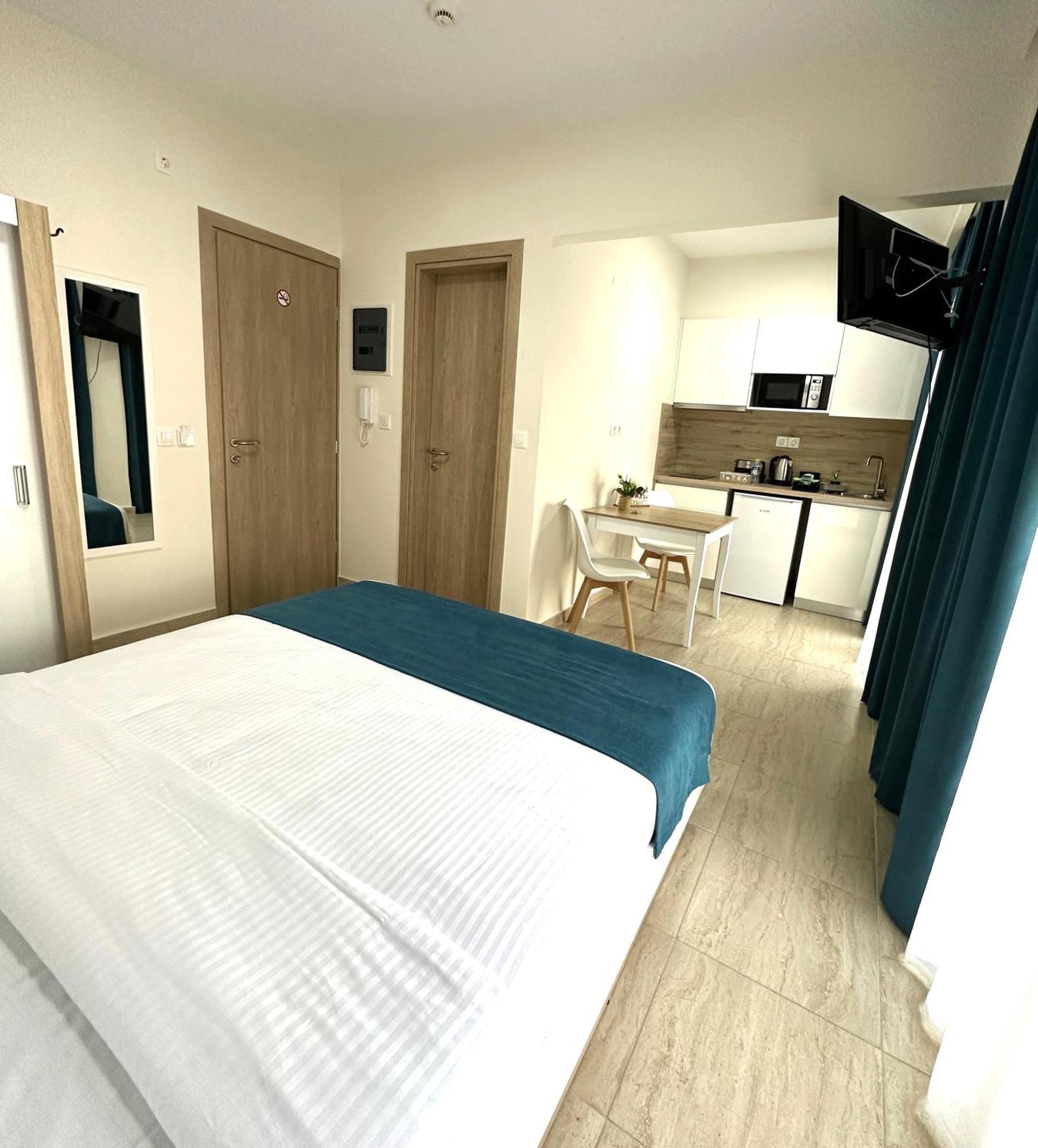 Navarino Luxe Suites Peraía エクステリア 写真